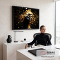 Quadro Decorativo Grande Rosto com Explosão de Pó para Sala | quadros decorativos | rosto feminino em preto fosco com explosão de partículas douradas ao redor | em ambiente 2 | Porao dos Quadros