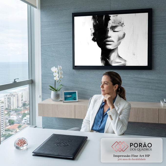 Rosto de mulher de olhos fechados em pinceladas preto e branco, metade em sombra, quadro decorativo