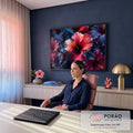 Quadro Decorativo Grande Hibiscos em Tons de Azul para Sala | quadros decorativos | flores de hibisco em rosa azul e vinho com estames amarelos sobre fundo escuro | em ambiente 2 | Porao dos Quadros