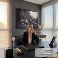 Quadro Decorativo Grande Textura Preta Preto para Sala | quadros decorativos | pintura abstrata texturizada em preto e cinza com veios de folha dourada | em ambiente 2 | Porao dos Quadros