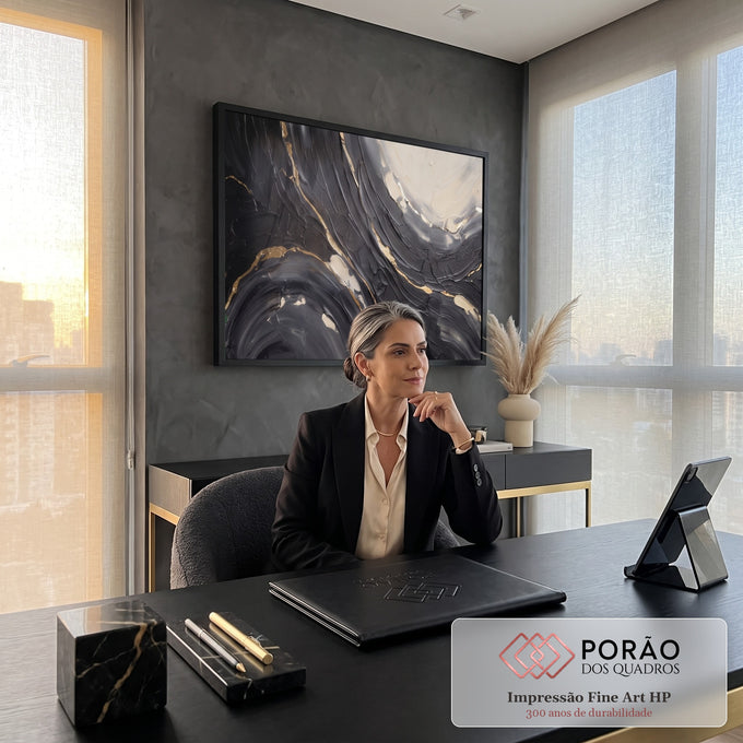 Quadro Decorativo Grande Textura Preta Preto para Sala | quadros decorativos | pintura abstrata texturizada em preto e cinza com veios de folha dourada | em ambiente 2 | Porao dos Quadros