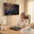 Quadro Decorativo Grande Tigre Rugindo para Sala Laranja | quadros decorativos | close extremo de tigre rugindo com olhos verdes vibrantes e presas à mostra | em ambiente 2 | Porao dos Quadros