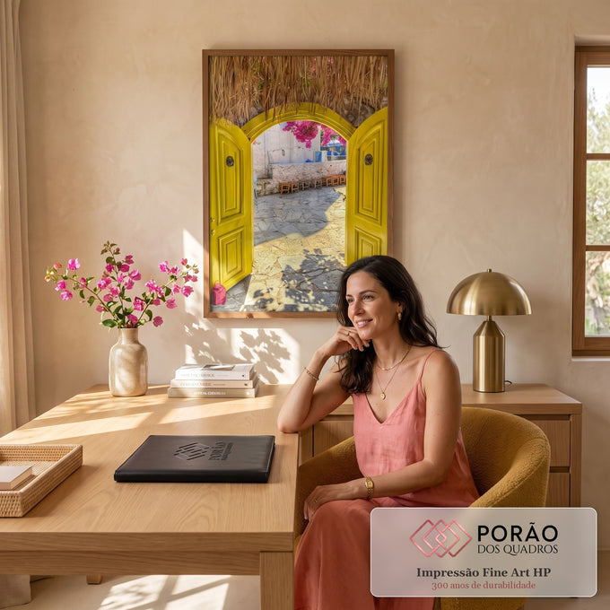 Porta amarela em arco com teto de palha, pátio de pedra e buganvílias rosa em vila grega, quadro decorativo