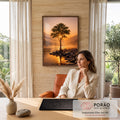 Quadro Decorativo Grande Árvore Solitária Natureza para Sala | quadros decorativos | árvore solitária com sol brilhando entre os ramos, à beira de rio e montanhas | em ambiente 2 | Porao dos Quadros