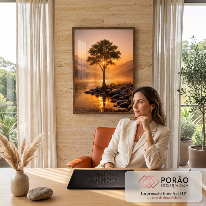 Quadro Decorativo Grande Árvore Solitária Natureza para Sala | quadros decorativos | árvore solitária com sol brilhando entre os ramos, à beira de rio e montanhas | em ambiente 2 | Porao dos Quadros