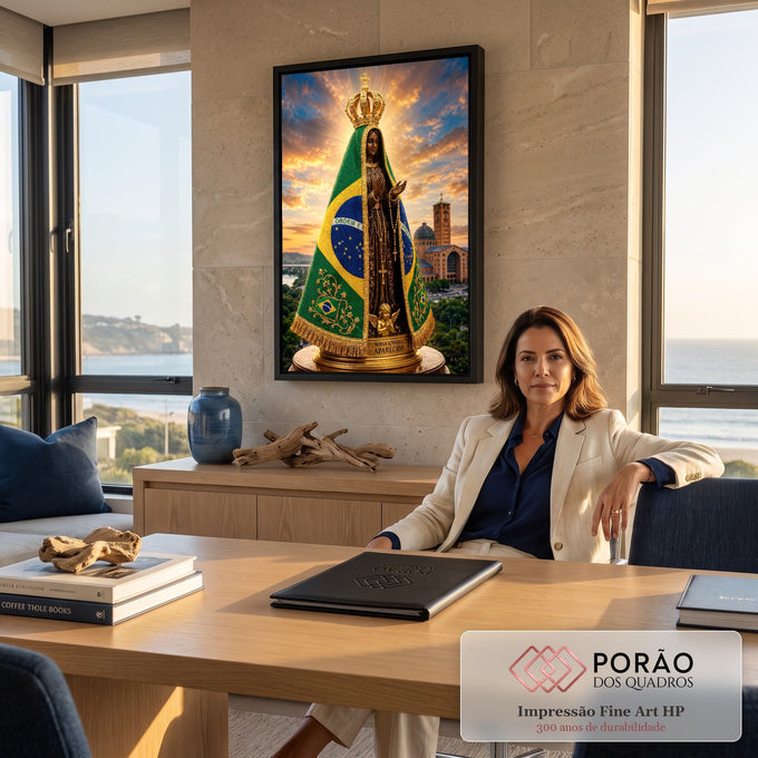 Quadro Decorativo Grande Nossa Senhora para Sala Verde | quadros decorativos | Nossa Senhora Aparecida com manto nas cores da bandeira do Brasil e basílica ao fundo | em ambiente 2 | Porao dos Quadros