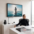 Quadro Decorativo Grande Jesus Caminhando Mar para Sala Azul | quadros decorativos | homem de túnica branca caminhando sobre o mar com sol ao fundo | em ambiente 2 | Porao dos Quadros