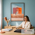 Garça-cinzenta em campo de grama dourada com silo laranja e céu azul ao fundo, quadro decorativo