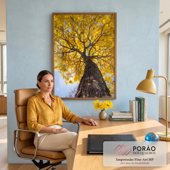 Ipê amarelo florido visto de baixo, tronco robusto, céu azul e sol entre galhos, quadro decorativo