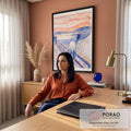 Quadro Decorativo Grande Grito de Edvard Laranja para Sala | quadros decorativos | figura gritando em aquarela sobre ponte com céu laranja e mar azul | em ambiente 2 | Porao dos Quadros