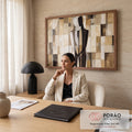 Quadro Decorativo Grande Casal Abstrato para Sala Bege | quadros decorativos | duas figuras abraçadas em preto e branco sobre fundo geométrico bege e marrom | em ambiente 2 | Porao dos Quadros