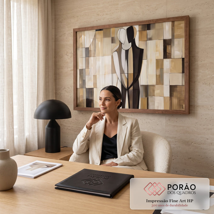 Quadro Decorativo Grande Casal Abstrato para Sala Bege | quadros decorativos | duas figuras abraçadas em preto e branco sobre fundo geométrico bege e marrom | em ambiente 2 | Porao dos Quadros
