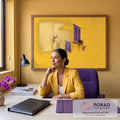 Parede amarela com janela de venezianas roxas, flores e varal com toalhas amarela e roxa, quadro decorativo