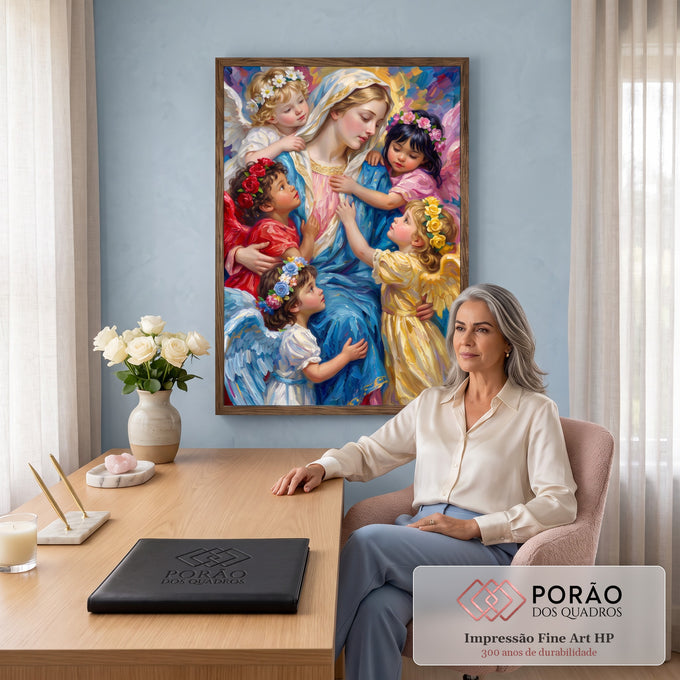 Quadro Decorativo Grande Nossa Senhora Azul para Sala | quadros decorativos | Nossa Senhora de manto azul abraçada por cinco anjinhos com coroas de flores | em ambiente 2 | Porao dos Quadros