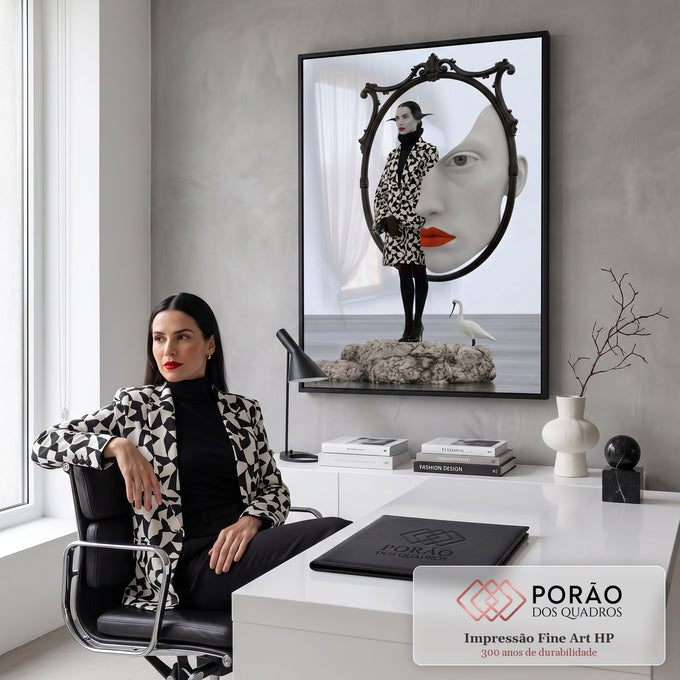 Mulher de casaco geométrico diante de espelho com rosto gigante e garça sobre rochas, quadro decorativo
