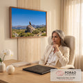 Águia marrom pousada em rocha com montanhas e céu azul limpo ao fundo, fotografia, quadro decorativo