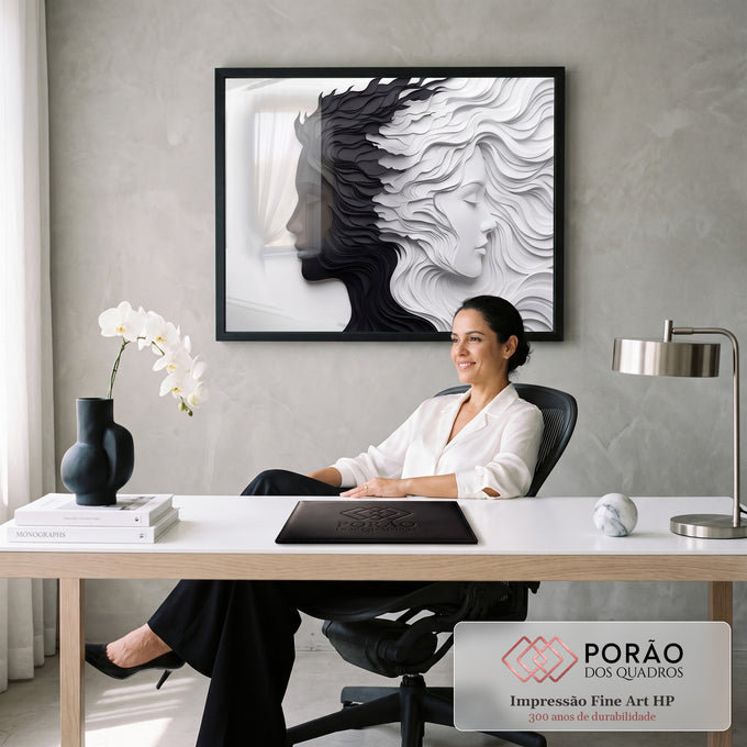 Quadro Decorativo Grande Dois Rostos para Sala Preto | quadros decorativos | dois perfis femininos em preto e branco com cabelos ondulados esculpidos em camadas | em ambiente 2 | Porao dos Quadros