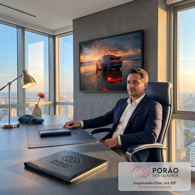 Porsche prata-azulado na praia ao pôr do sol com lanternas refletidas na areia molhada, quadro decorativo