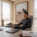 Cavalo negro galopando e carro esportivo levantando poeira nas dunas do deserto, quadro decorativo