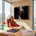 Mulher de perfil com olhos fechados, pele preta com faixas douradas e folhas de ouro, quadro decorativo