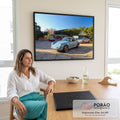 Porsche 911 clássico azul-claro em pátio de pedra com esportivos e árvores, efeito óleo, quadro decorativo