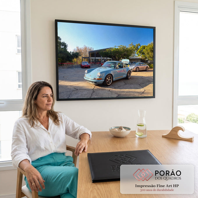 Porsche 911 clássico azul-claro em pátio de pedra com esportivos e árvores, efeito óleo, quadro decorativo