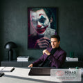 Palhaço de maquiagem borrada e cabelo verde sorrindo com carta curinga, fundo escuro, quadro decorativo