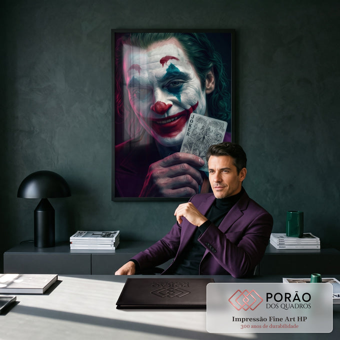Palhaço de maquiagem borrada e cabelo verde sorrindo com carta curinga, fundo escuro, quadro decorativo
