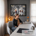 Quadro Decorativo Grande Alameda Chuvosa para Sala Preto | quadros decorativos | casais caminhando sob guarda-chuvas coloridos em alameda preto e branco chuvosa | em ambiente 2 | Porao dos Quadros