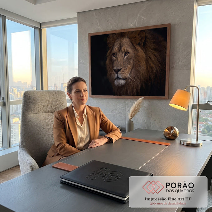 Quadro Decorativo Grande Leão Juba Dourada para Sala Marrom | quadros decorativos | close de leão com juba dourada e olhos âmbar em fundo preto | em ambiente 2 | Porao dos Quadros
