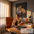Raposa vermelha de perfil na grama com pelagem laranja e fundo escuro de floresta, quadro decorativo