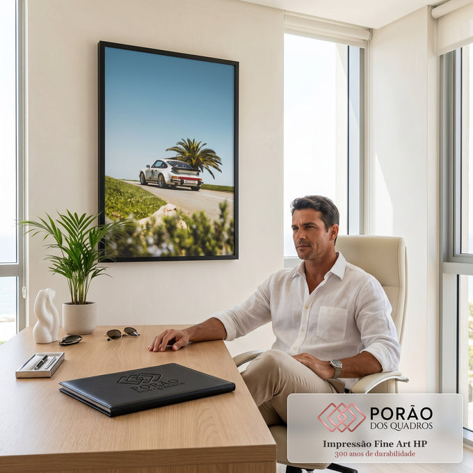 Quadro Decorativo Grande Carro Clássico para Sala Branco | quadros decorativos | carro esportivo branco visto de trás numa estrada com palmeira ao fundo | em ambiente 2 | Porao dos Quadros
