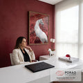 Cavalo branco de costas olhando para o lado em campo vermelho infravermelho, quadro decorativo