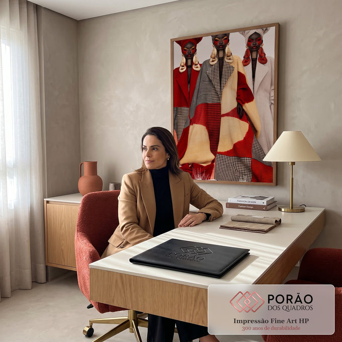 Quadro Decorativo Trio de Mulheres com Turbantes e Capas | quadros decorativos | três mulheres com turbantes coloridos, maquiagem vermelha e capas estampadas em xadrez | em Quadros para Escritorio | Porao dos Quadros