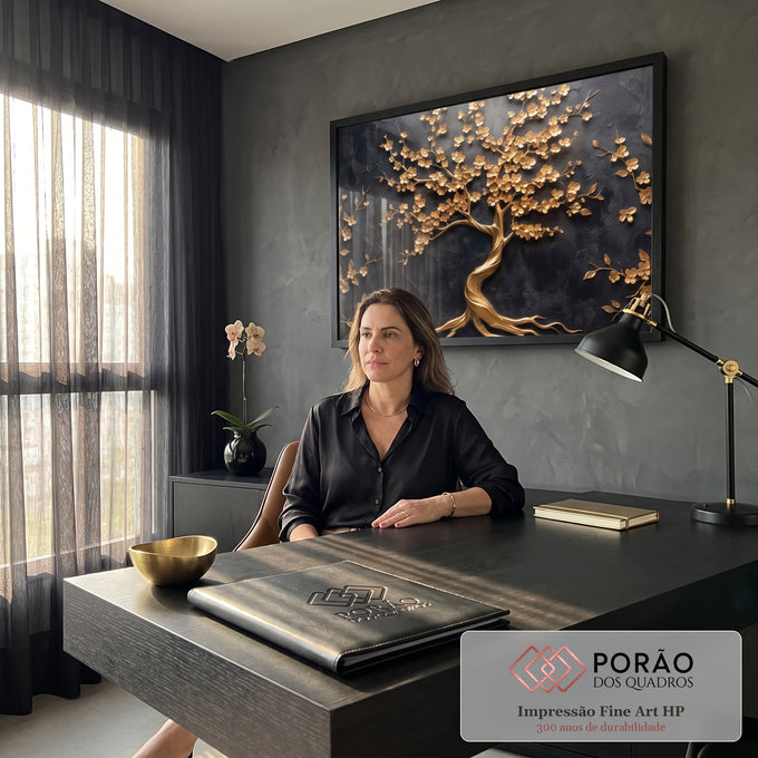 Quadro Decorativo Grande Árvore Dourada Relevo para Sala | quadros decorativos | árvore dourada em relevo com flores sobre fundo preto texturizado | em ambiente 2 | Porao dos Quadros