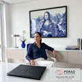 Mona Lisa pintada em azul cobalto estilo azulejo, com rios e montanhas ao fundo, quadro decorativo