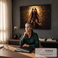 Quadro Decorativo Grande Mulher em Oração para Sala Dourado | quadros decorativos | mulher de véu bordado em oração com halo de luz dourada ao fundo escuro | em ambiente 2 | Porao dos Quadros
