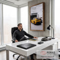 Quadro Decorativo Grande Rodas Douradas para Sala Amarelo | quadros decorativos | carro esportivo amarelo e preto fotografado de trás em showroom iluminado | em ambiente 2 | Porao dos Quadros