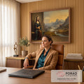 Quadro Decorativo Grande Mona Lisa para Sala Marrom | quadros decorativos | mulher de manto marrom sentada com paisagem de rio e montanhas ao fundo em tons dourados | em ambiente 2 | Porao dos Quadros