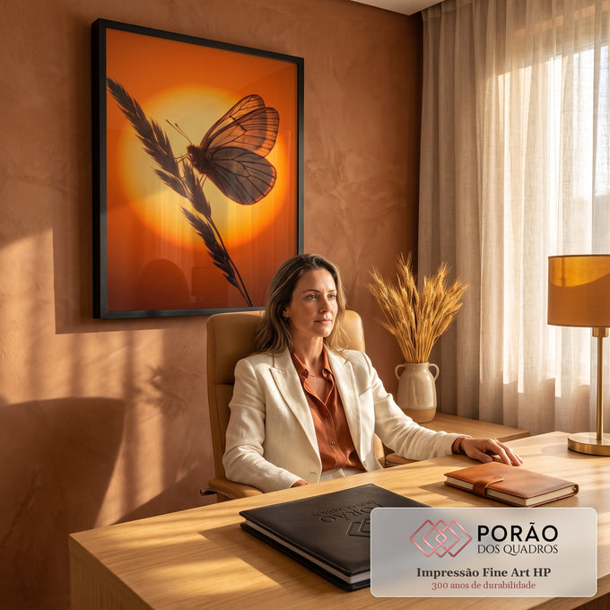 Quadro Decorativo Grande Borboleta ao Pôr do Sol para Sala | quadros decorativos | borboleta em contraluz com asas transparentes sobre sol laranja intenso | em ambiente 2 | Porao dos Quadros