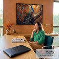 Pavão de plumagem azul e verde pousado em galho entre folhas laranja de outono, quadro decorativo
