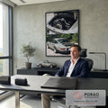 Porsche 911 verde-sálvia com motor traseiro exposto e vista traseira em piso de pedra, quadro decorativo