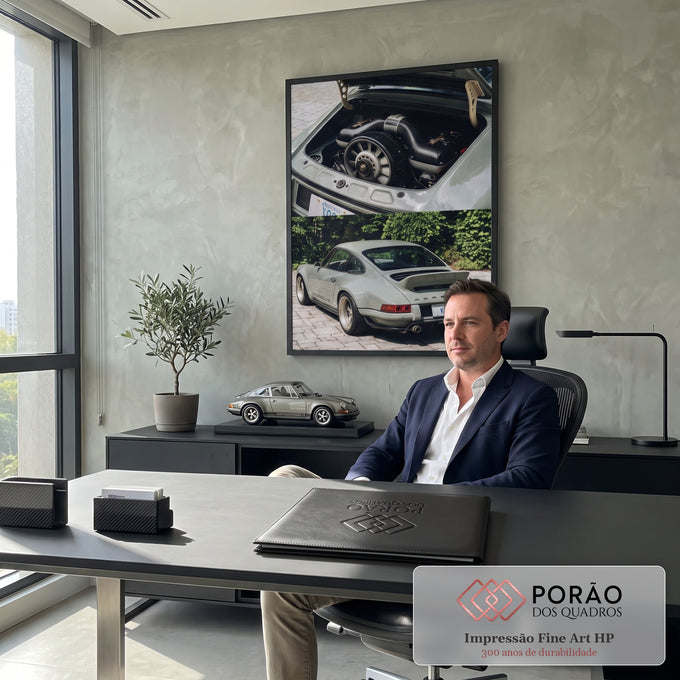 Porsche 911 verde-sálvia com motor traseiro exposto e vista traseira em piso de pedra, quadro decorativo