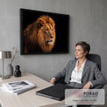 Leão majestoso de perfil com juba acobreada e olhos âmbar sobre fundo preto, quadro decorativo
