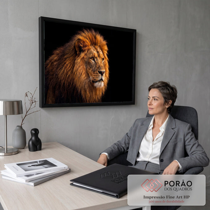 Leão majestoso de perfil com juba acobreada e olhos âmbar sobre fundo preto, quadro decorativo