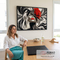 Quadro Decorativo Grande Mulher com Rosa para Sala Preto | quadros decorativos | mulher em preto e branco com chapéu ondulado, rosa vermelha e lábios vibrantes | em ambiente 2 | Porao dos Quadros