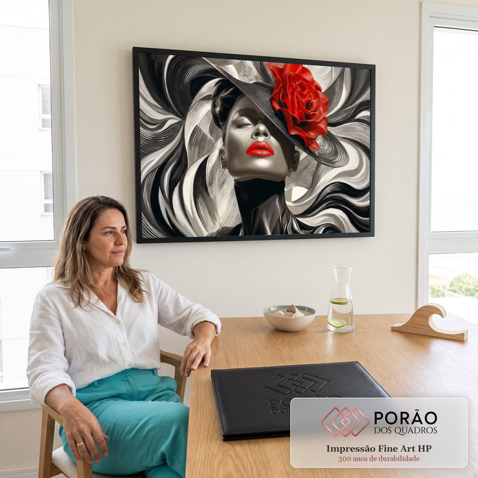 Quadro Decorativo Grande Mulher com Rosa para Sala Preto | quadros decorativos | mulher em preto e branco com chapéu ondulado, rosa vermelha e lábios vibrantes | em ambiente 2 | Porao dos Quadros