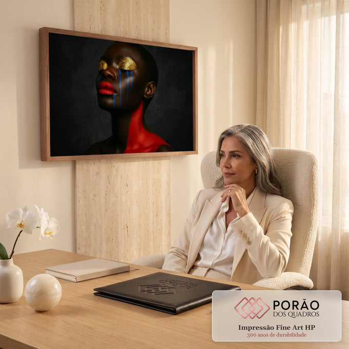 Retrato de mulher negra com glitter dourado nos olhos, lágrimas azuis e lábios vermelhos, quadro decorativo