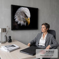 Quadro Decorativo Grande Águia Americana para Sala Preto | quadros decorativos | águia careca em close, bico amarelo, fundo preto, olhar fixo | em ambiente 2 | Porao dos Quadros