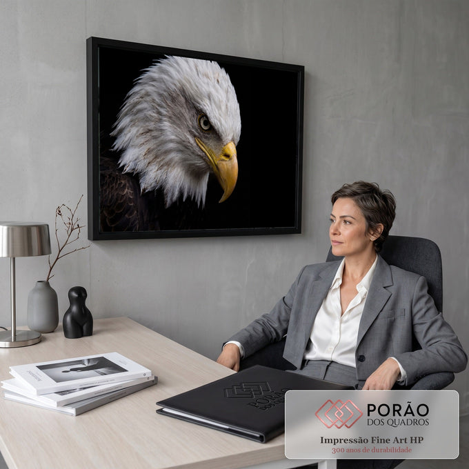 Quadro Decorativo Grande Águia Americana para Sala Preto | quadros decorativos | águia careca em close, bico amarelo, fundo preto, olhar fixo | em ambiente 2 | Porao dos Quadros